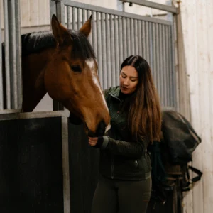 Chaqueta-para-mujer-con-capucha-Swedteam-Meadow-imagen-lifestyle