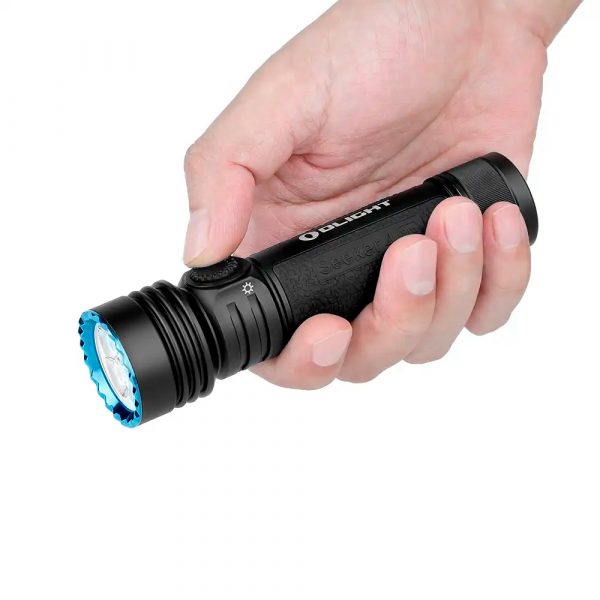 Lintera-Seeker-4-Pro-Negra-con-LED-blanco-frio-imagen-agarrada-con-la-mano Linterna LED de mano Olight Seeker 4 Pro 4.600 lúmenes