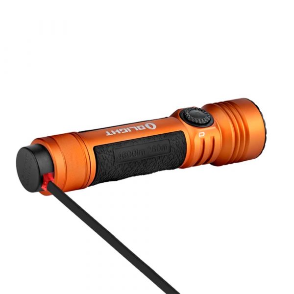 Lintera-Seeker-4-Pro-naranja-con-LED-blanco-frio-imagen-con-cargador Linterna LED de mano Olight Seeker 4 Pro 4.600 lúmenes