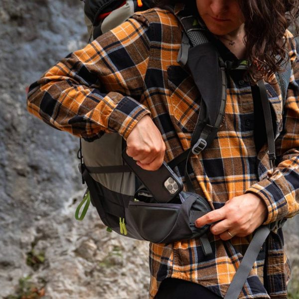 Mochila-de-trekking-Thunder-35-5-Marsupio-imagen-lifestyle-movil Mochila de trekking Thunder 35 + 5 litros Marsupio