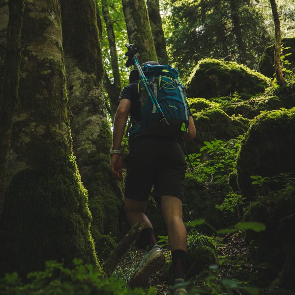 Mochila-de-trekking-Toba-35-XL-Marsupio-imagen-lifestyle-2 Mochila de trekking Toba 35 XL Marsupio Azul
