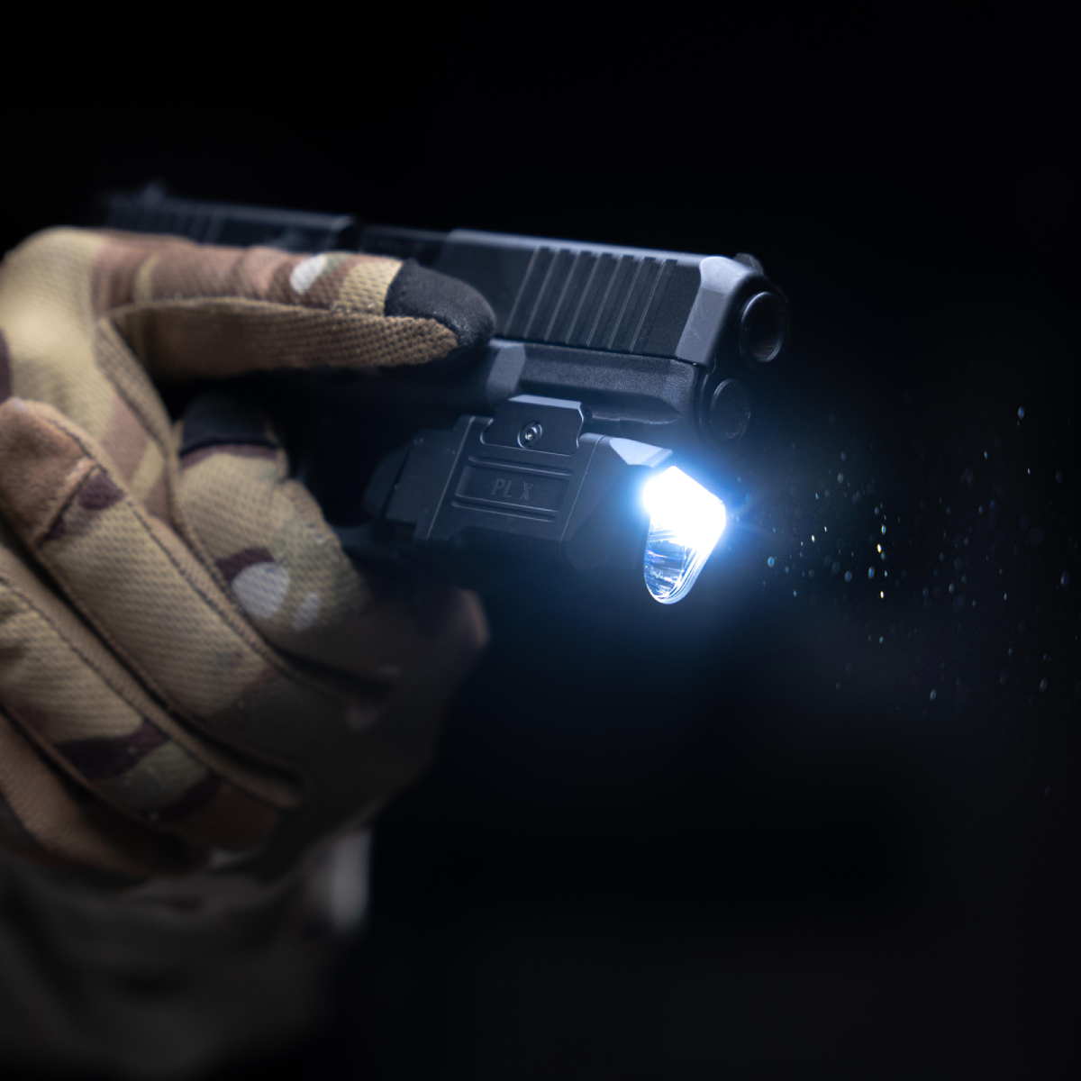 Linterna-LED-para-arma-Olight-PL-X-lifestyle-arma Linterna LED para arma Olight PL X
